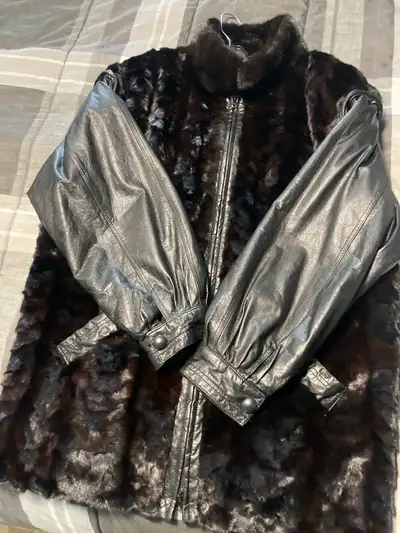 Manteau de fourrure Homme XXL en VISON et CUIR Très beau manteau de fourrure en VISON fabriquer par...