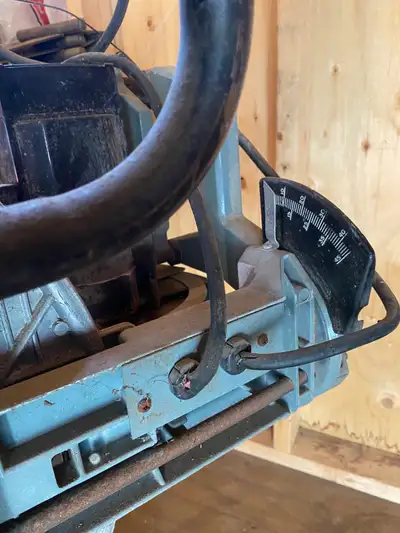 Saw Folding mitersaw DELTA sawbuck. Frame and trim saw. Prefer txt 416-417-7600. Thnx