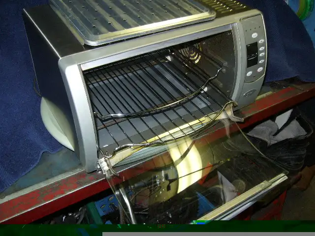 Rechaud (Four) a conviction Oster. Gris/noir. Tres propre. in Stoves, Ovens & Ranges in Longueuil / South Shore - Image 3