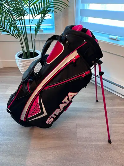 Sac de golf rose Peu utilisé, acheté le 25 avril 2025 Vient avec la housse pour la pluie De La Prése...