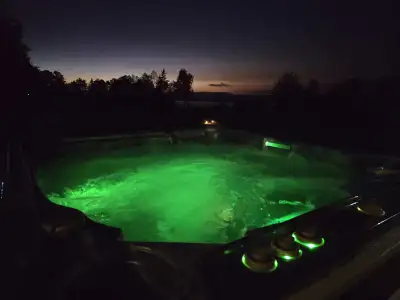 Cottage rental ( airbnb ) Hottub, Ocean View, View more