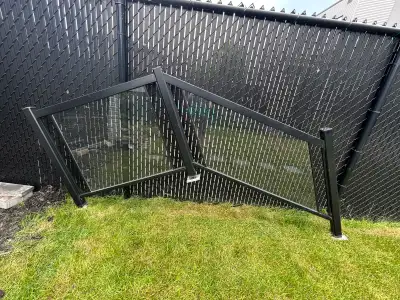 Super rampe pour balcon en aluminium et verre Dimension: hauteur = 31.5 pouces, longueur petit côté...