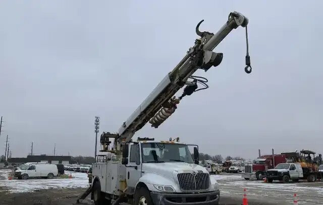 2014 International 4300 Altec DM47 Digger Derrick Unit in Other in Prince George - Image 4