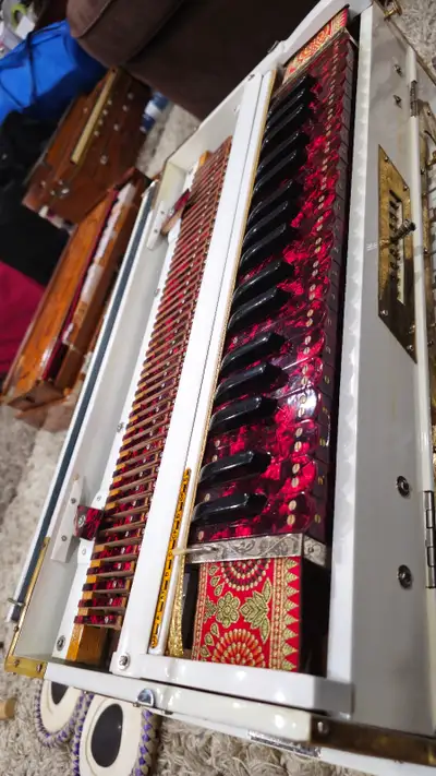 Premium costume white scale changer harmonium with Italian nylon keys and german screws, this harmon...