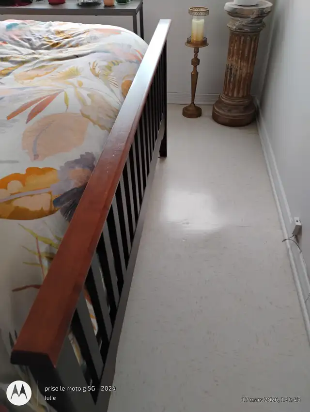 Meuble lit queen en bois d'érable teint 2 tons in Beds & Mattresses in Longueuil / South Shore - Image 3