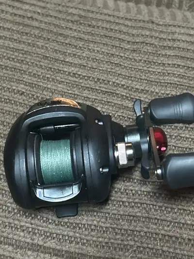 Nice baitcaster reel used decently for about 2 months great to start on 35$ obo