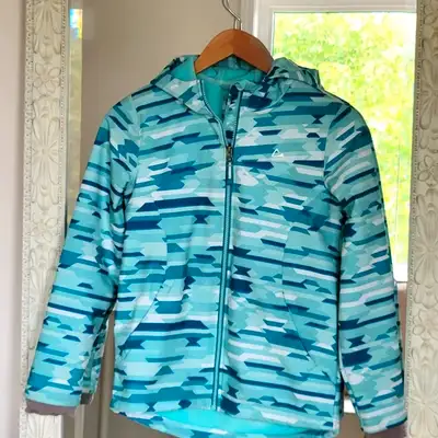 This Paradox Girls Spring coat has 2 pockets in the inside and 2 on the outside. The inside of the c...
