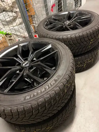 4 Michelin X-Ice winter tires with aluminum alloy rims, 18 inches. Excellent condition with tonnes o...