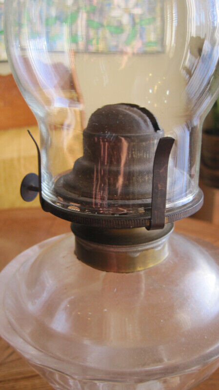 ANTIQUE OIL LAMP in Arts & Collectibles in Ottawa - Image 4