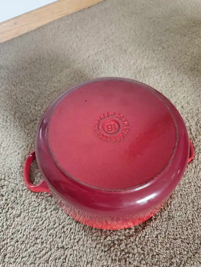 Le Creuset Red 2 QT Dutch Oven in Kitchen & Dining Wares in Calgary - Image 4