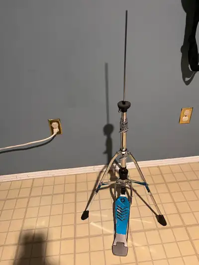 This is a Yamaha hi-hat stand in good condition, perfect for drummers looking for reliable and respo...