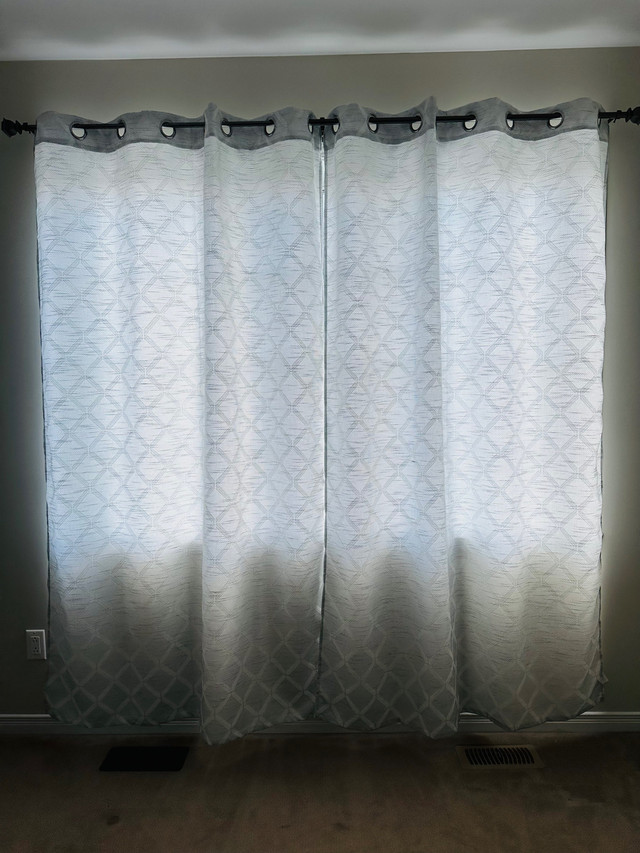 Curtains with curtain rods dans Habillage de fenêtres  à Ouest de l’Île