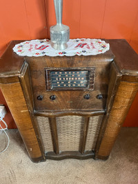 Antique 1940’s Standing Radio