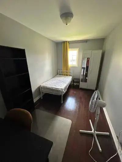 This pre-owned room is available for rent in the York University Village area, featuring a clean liv...