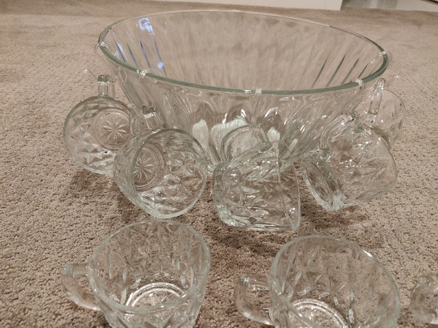Glass Punch Bowl Set - 10-Piece in Industrial Kitchen Supplies in Calgary - Image 2