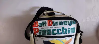Beautiful mint vintage Pinocchio and Jiminy Cricket bag with strap. Such a great unique gift too Wow...