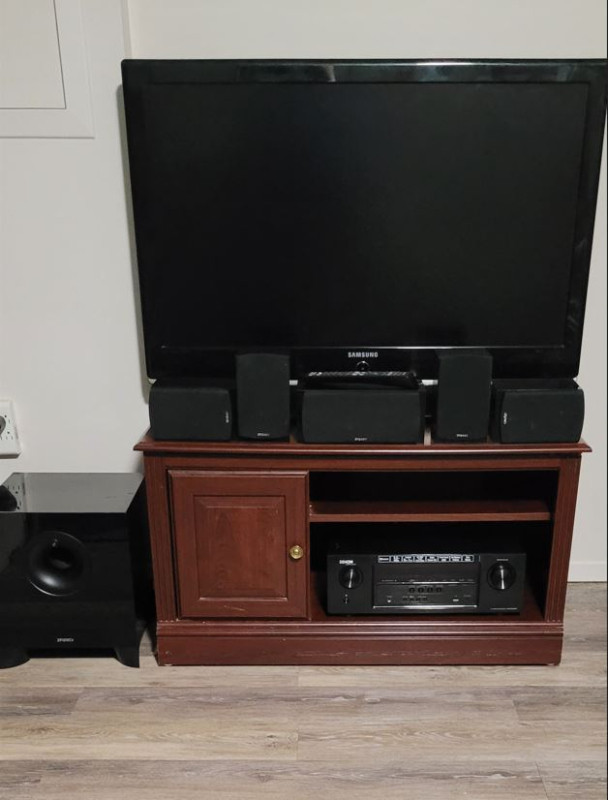 TV, Surround system and stand in Video & TV Accessories in Gatineau