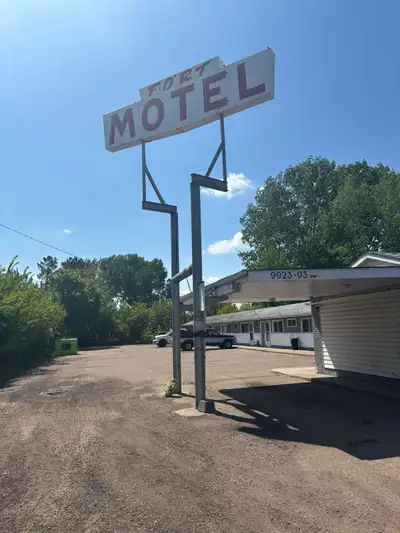 Rooms available for daily, weekly or monthly stays in Fort Saskatchewan at the FORT MOTEL -- 1 Bedro...