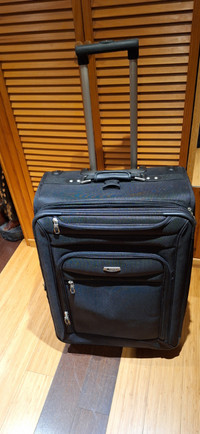 Expandable large suitcase