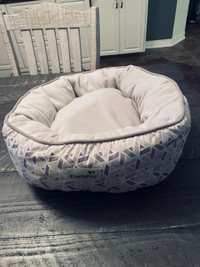 "Trusty Pup" pet bed in great condition & clean, 17" in diameter