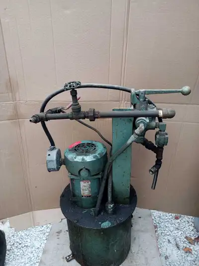 Hydraulic pump and motor C/W holding tank and control valve. 550 Volt 2HP motor 3PH. 3450RPM