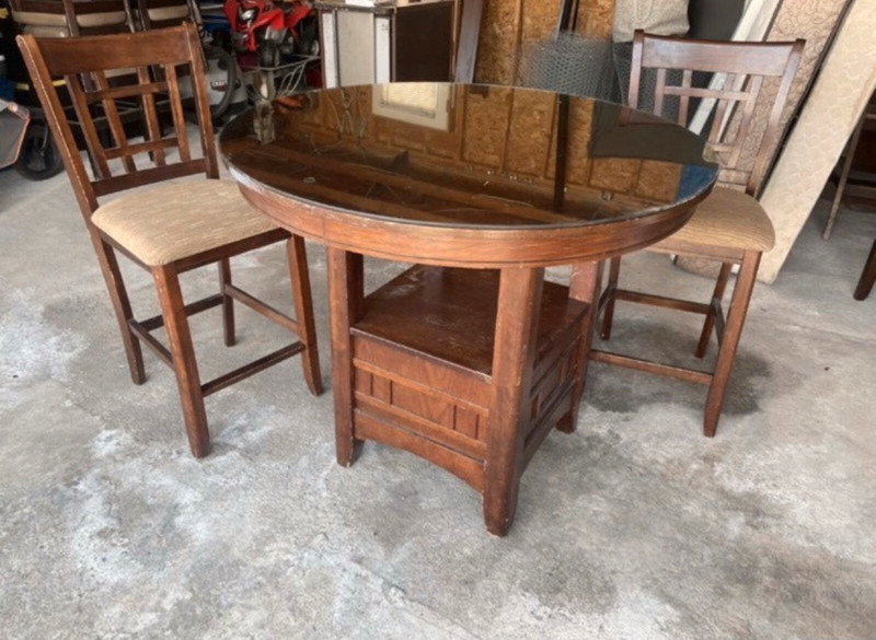 Nice clean table w glass top \FREE DELIVERY!!!! And 2 chairs Dining