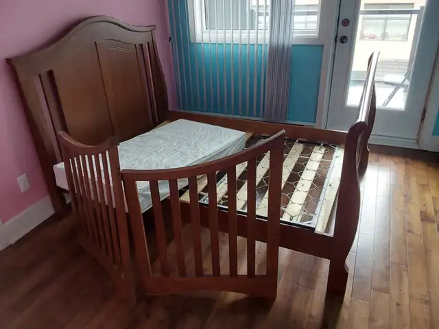Lit double en bois véritable in Beds & Mattresses in City of Montréal - Image 4