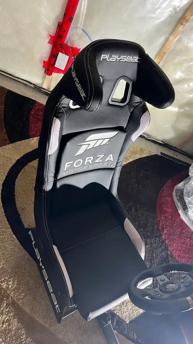 PlaySeat Forza Racing Chair & Logitech G920 in XBOX One in Calgary - Image 10