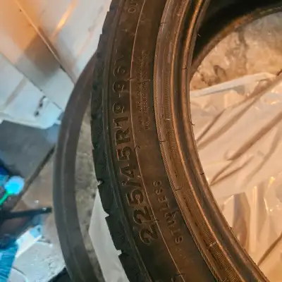 TRIANGLE SNOWLINK PL02 225/45R19 96V Tire https://triangletire.ca/en/plt/tires/PL02/ Used one winter...