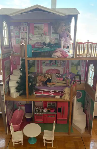 This doll house is in very good condition. It fits American Girl and other 18” dolls such as Maplele...