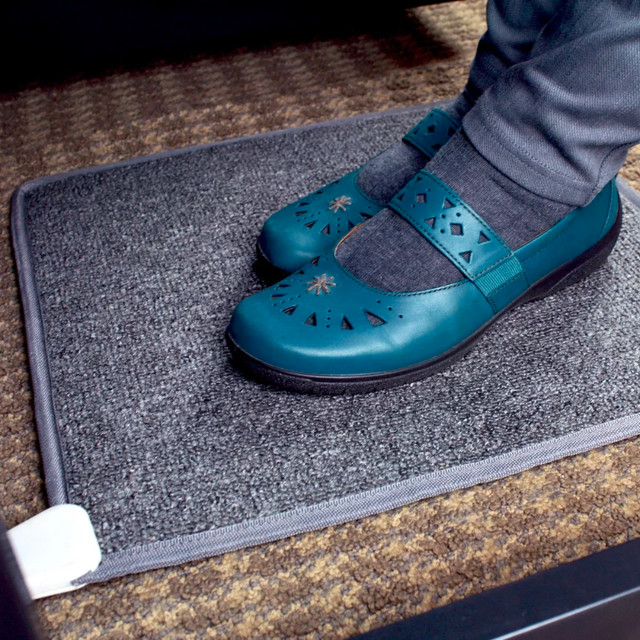 Cozy Toes Carpeted Foot Warmer Floor Mats dans Tapis et moquettes  à Ville de Montréal - Image 2