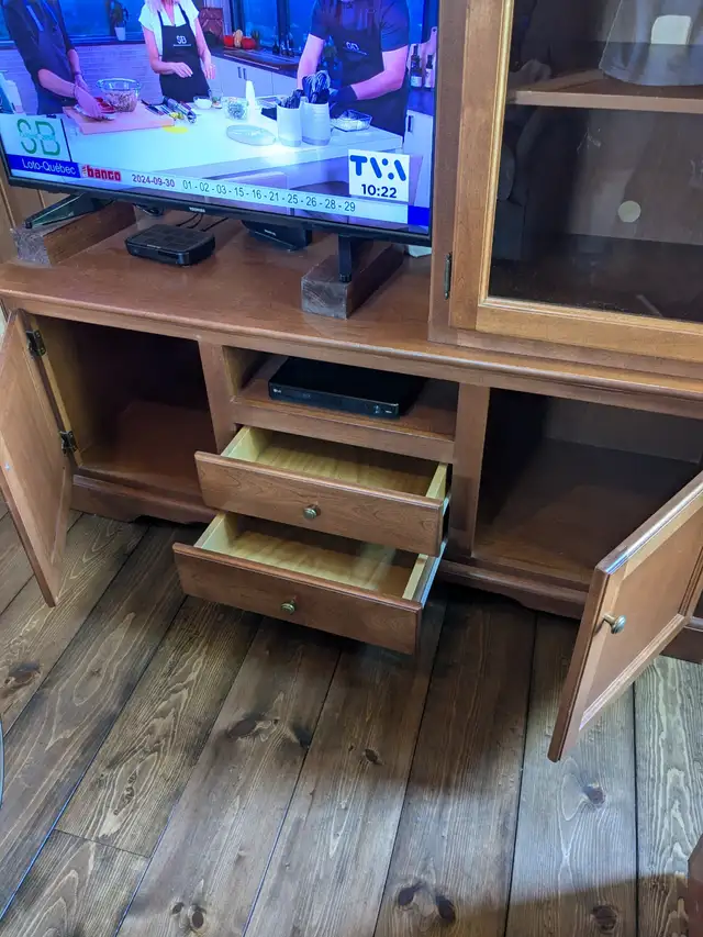 MEUBLE TÉLÉ AVEC TÉLÉ INTELLIGENT 32''HD NEUVE63735877533699122
