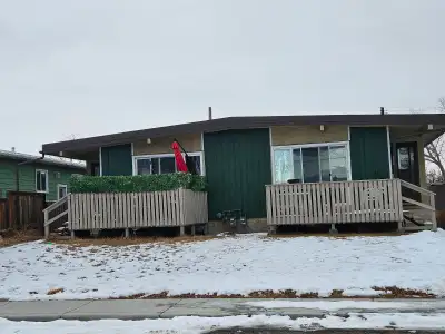 Bi-level style half-duplex in Bowness area, NW Calgary. This house has three bedrooms, living room,...