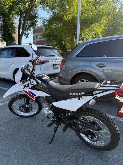 Tear up the trails and carve up the roads this summer on the Honda XR150L. Offering premium performa...