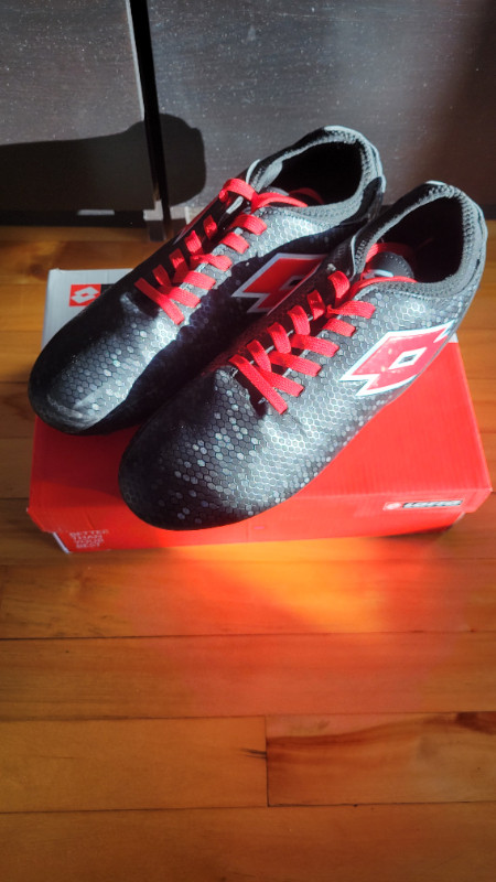 Lotto Storm Black and Red Men's Soccer Shoes dans Chaussures pour hommes  à Laval/Rive Nord - Image 3