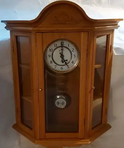 * AN ELEGANT, TIMELESS ACCENT FOR ANY ROOM * Originally from Ostrander's Jewellers (Kitchener) NOTE:...