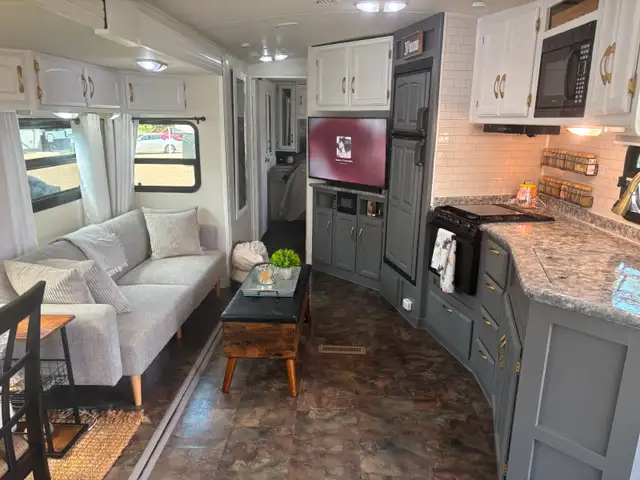 36 Ft Winnebago One with Large Solar Package in Travel Trailers & Campers in Medicine Hat - Image 4