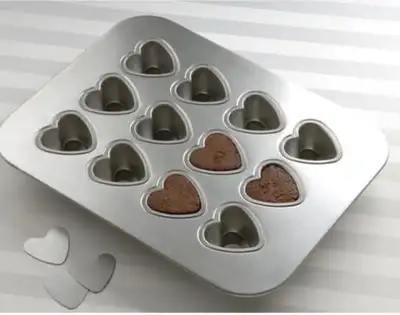 Selling a barely used Chicago Metallic Gourmetware Lift and Serve Sweetheart Pan. Mini-heart baking...
