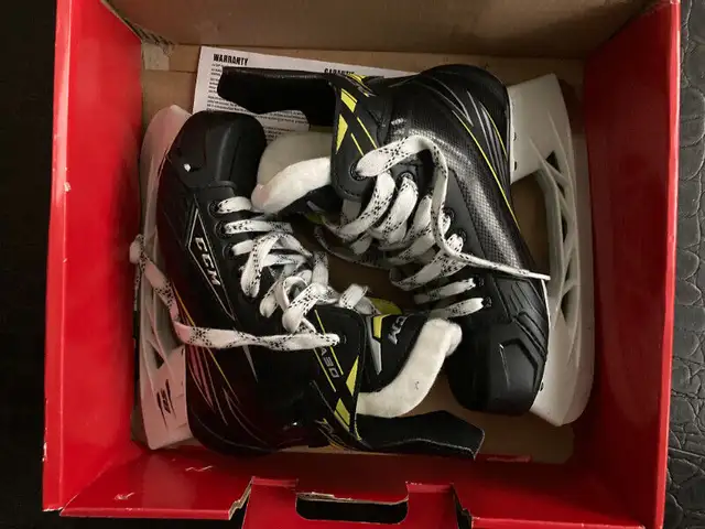 CCM Tacks Kids' skate - patins hockey Junior size 3 to 6 in Skates & Blades in Laval / North Shore - Image 6