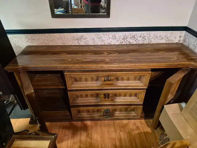 Vintage Wood Sideboard Dresser in Dressers & Wardrobes in Ottawa - Image 4