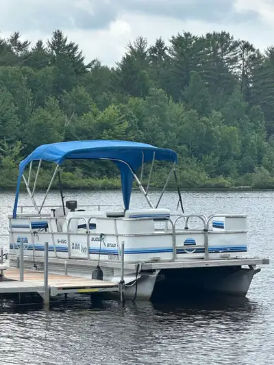 Ponton 22 pieds avec moteur Mercury 2002 four stroke. Profondimetre, radio bluetooth, toit bi mini,...