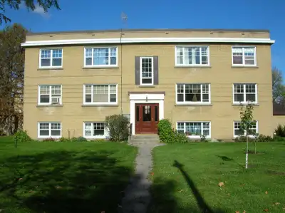 This premium location apartment complex is one of our most sought-after properties. Located in the B...