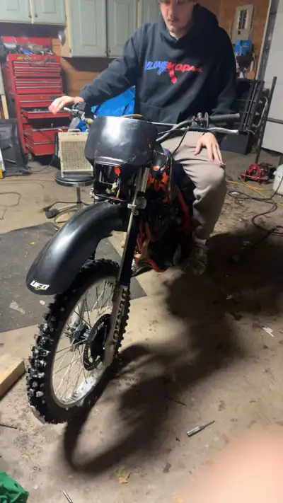 Looking to sell my 1985 Honda xr250 dirt bike. It has great compression.Ive had it started twice for...