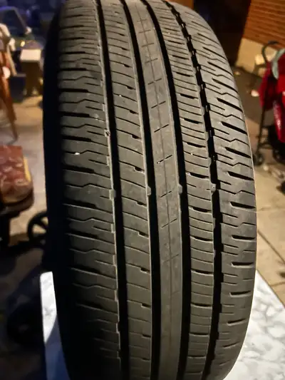 Set of 4 high-quality Dunlop all-season tires, only used for 6 months. Very low wear, in excellent c...