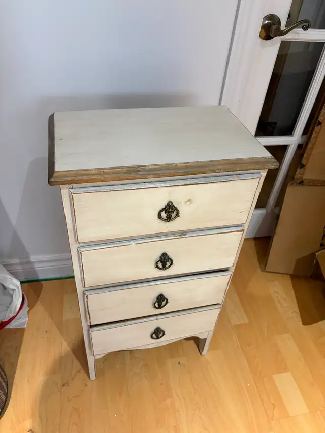 ANTIQUE: Petit bureau, table de chevet/ Small desk, night table in Desks in Longueuil / South Shore - Image 4