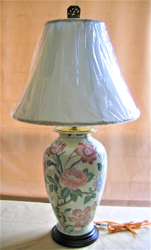 NEW, LARGE CERAMIC FLORAL TABLE TRI-LITE LAMP in Indoor Lighting & Fans in Hamilton