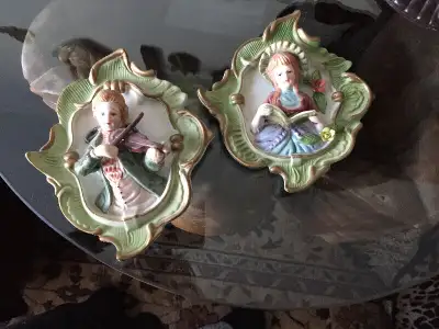 Lot de 2 figurines murale romantique, vintage en ceramique peint, View more