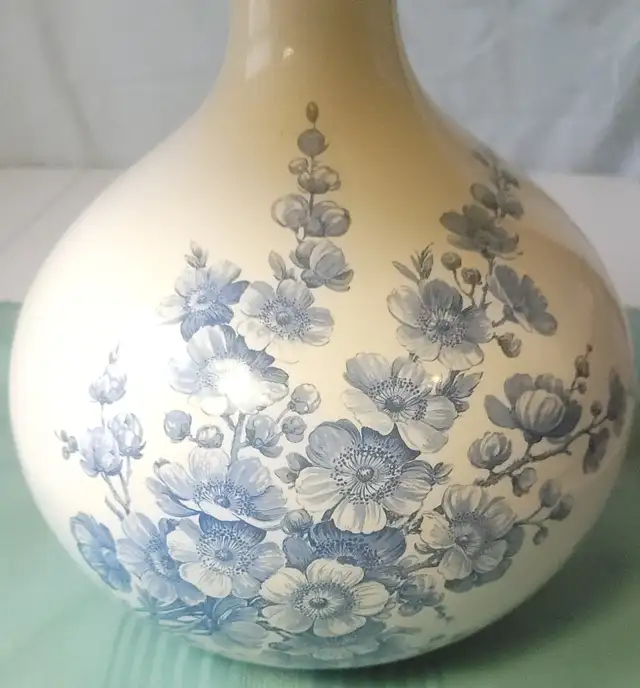 Ceramic Floral Table Lamp with Pleated Shade Blue and White 70s in Indoor Lighting & Fans in Markham / York Region - Image 7