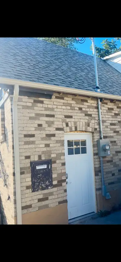 Cozy 2 bedroom apartment with separate entracr and laundry
