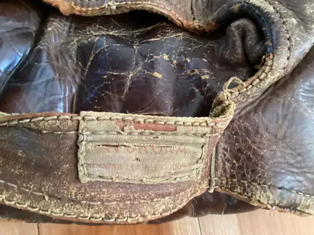 Baseball glove (vintage) in Baseball & Softball in Ottawa - Image 3